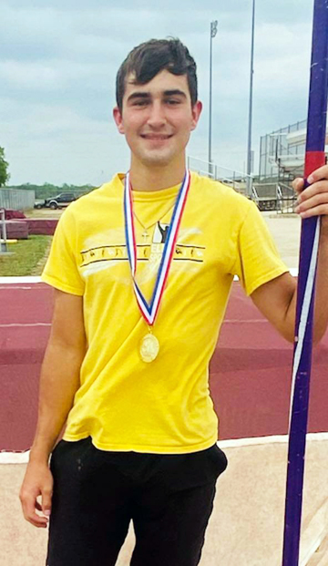 19 Warhorses wrap up track season at Regional; Jacob Featherly vaults to State!