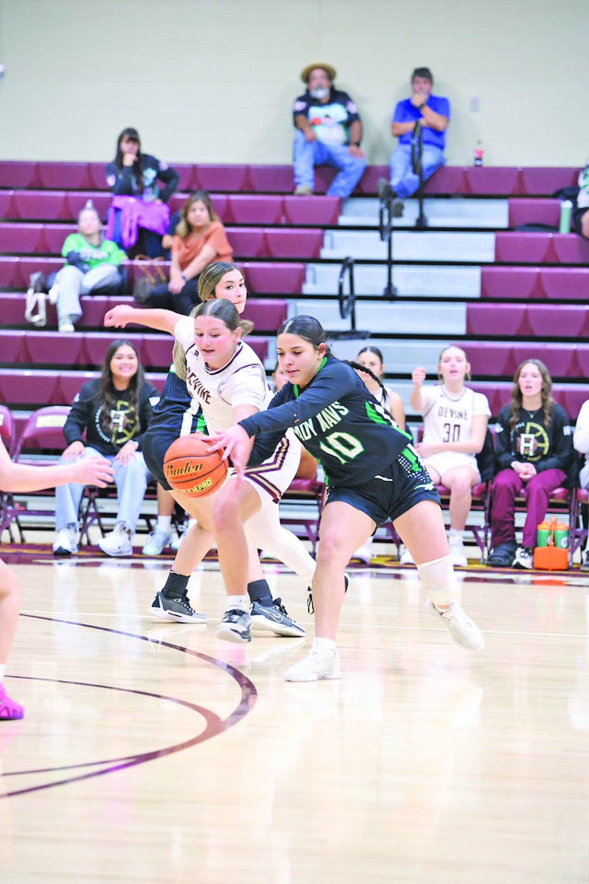 Arabians smash Uvalde 56-31 in Thompson’s return to sideline